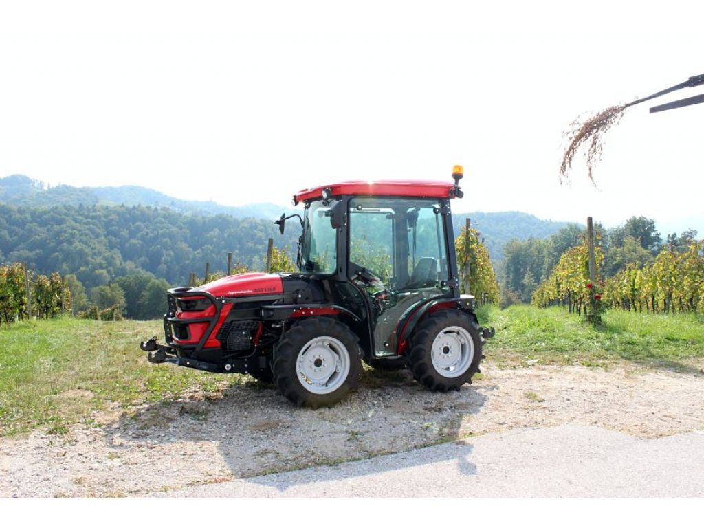 Traktor AGT 1060 s kabino I Agromehanika d.d.